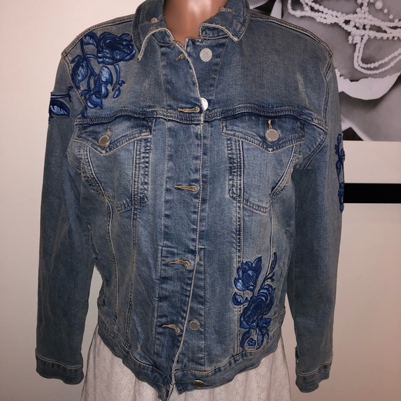 BLANK NYC| Jean jacket with floral embroidery| S - Picture 5 of 8